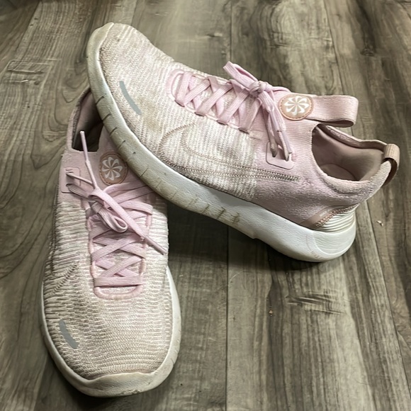 Nike Slip on Runners - Picture 2 of 3